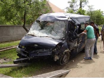 imagine vand-Ford-Transit-2.4-Diesel-avariat-2785.htm