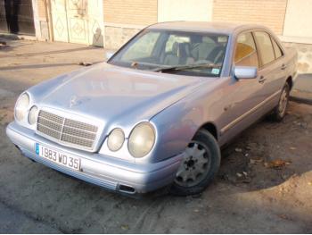 imagine dezmembrez-Mercedes-E290-avariat-15907.htm