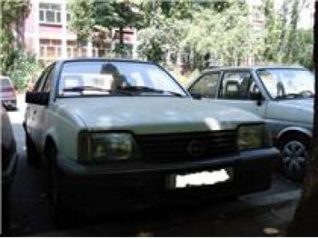 imagine dezmembrez-Opel-Ascona-avariat-275.htm