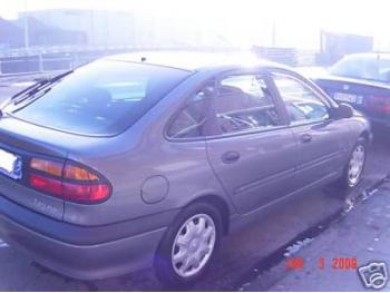 imagine dezmembrez-Renault-Laguna-I-avariat-601.htm